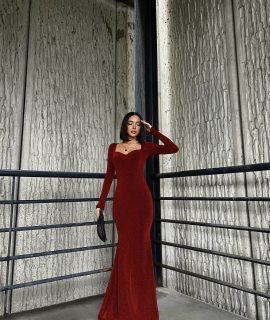 MAXI DRESS MADE OF SUBTLE GLITTER FABRIC – BORDEAUX