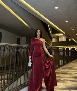 ONE SHOULDER MAXI DRESS MADE OF SUBTLE GLITTER FABRIC – BORDEAUX