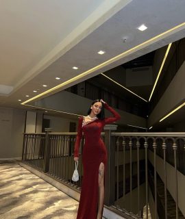 MAXI DRESS MADE OF SUBTLE GLITTER FABRIC WITH PEARLS – BORDEAUX