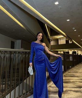 ONE SHOULDER MAXI DRESS MADE OF SUBTLE GLITTER FABRIC – BLUE